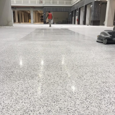 Lucidatura pavimento interno in cemento con granito a Parma