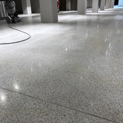 Pavimento per interni in cemento lucidato a Parma con innesti di granito