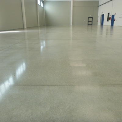 Pavimento interno industriale in cemento lucido resistente al peso e graffi